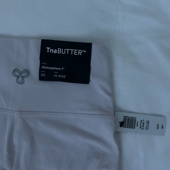 Aritzia/TNA- Atmosphere, Butter 7inch biker shorts- size XS, colour Grey Lilac - Picture 2 of 4